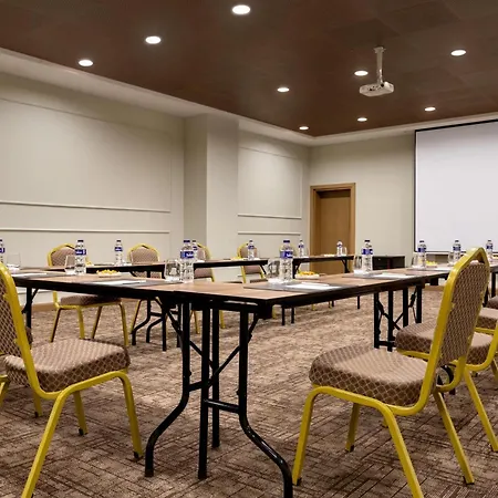 La Quinta By Wyndham Gunesli מלון 5*