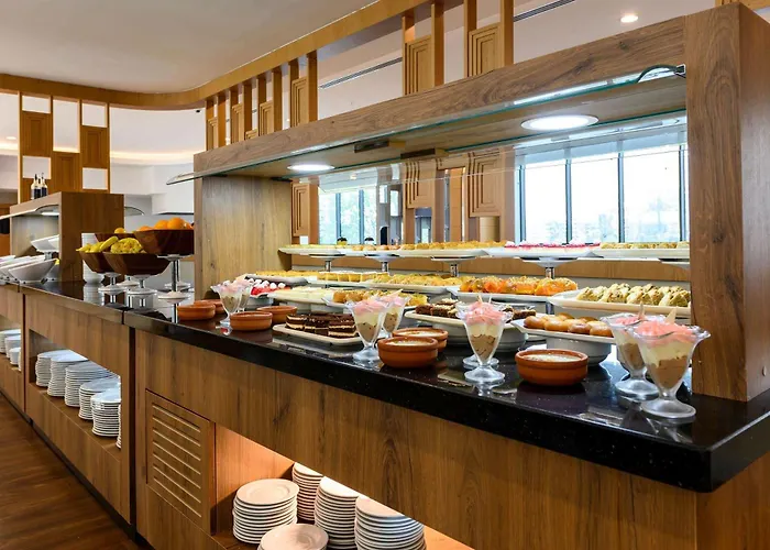 La Quinta By Wyndham Gunesli מלון 5*